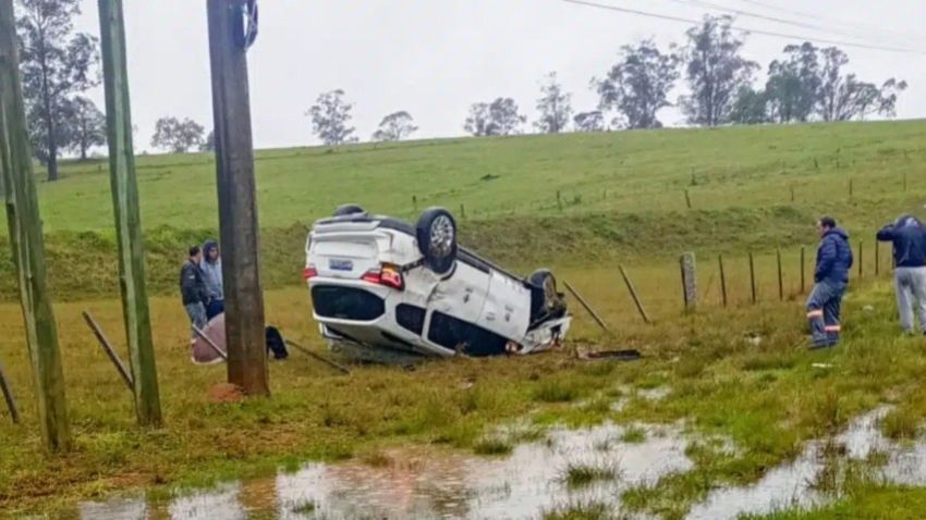 Veículo da Prefeitura de Cristal capota após aquaplanagem na BR-116 em Tapes